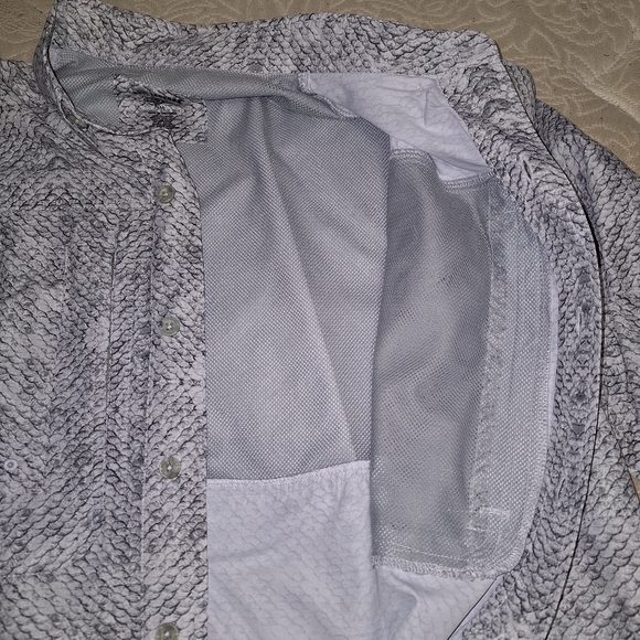 A Reel Legends men's medium long sleeve fishing shirt. Silver fishscale pattern - Picture 5 of 8